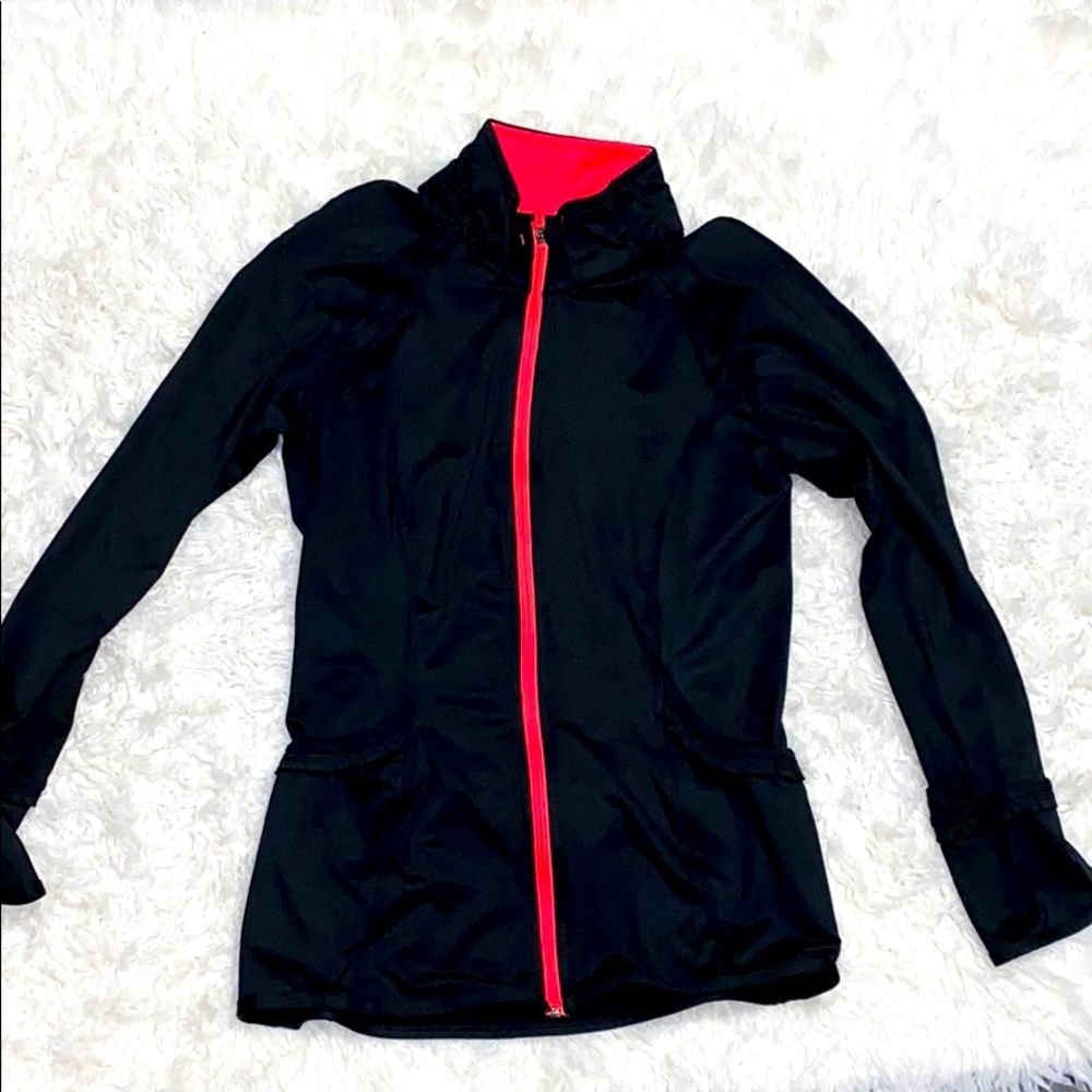 Athletic jacket in black and coral lining